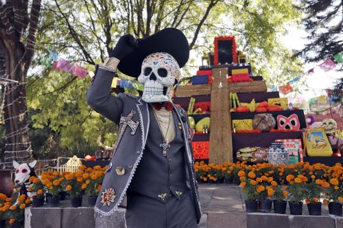 Los mexicanos se alistan para celebrar el Día de Muertos, uno de los festejos más emblemáticos del país. Foto: EFE.