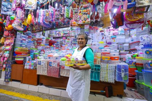 Comerciante de un mercado del distrito de Surco recibe capacitación sobre gestión empresarial. ANDINA/ Municipalidad de Surco.