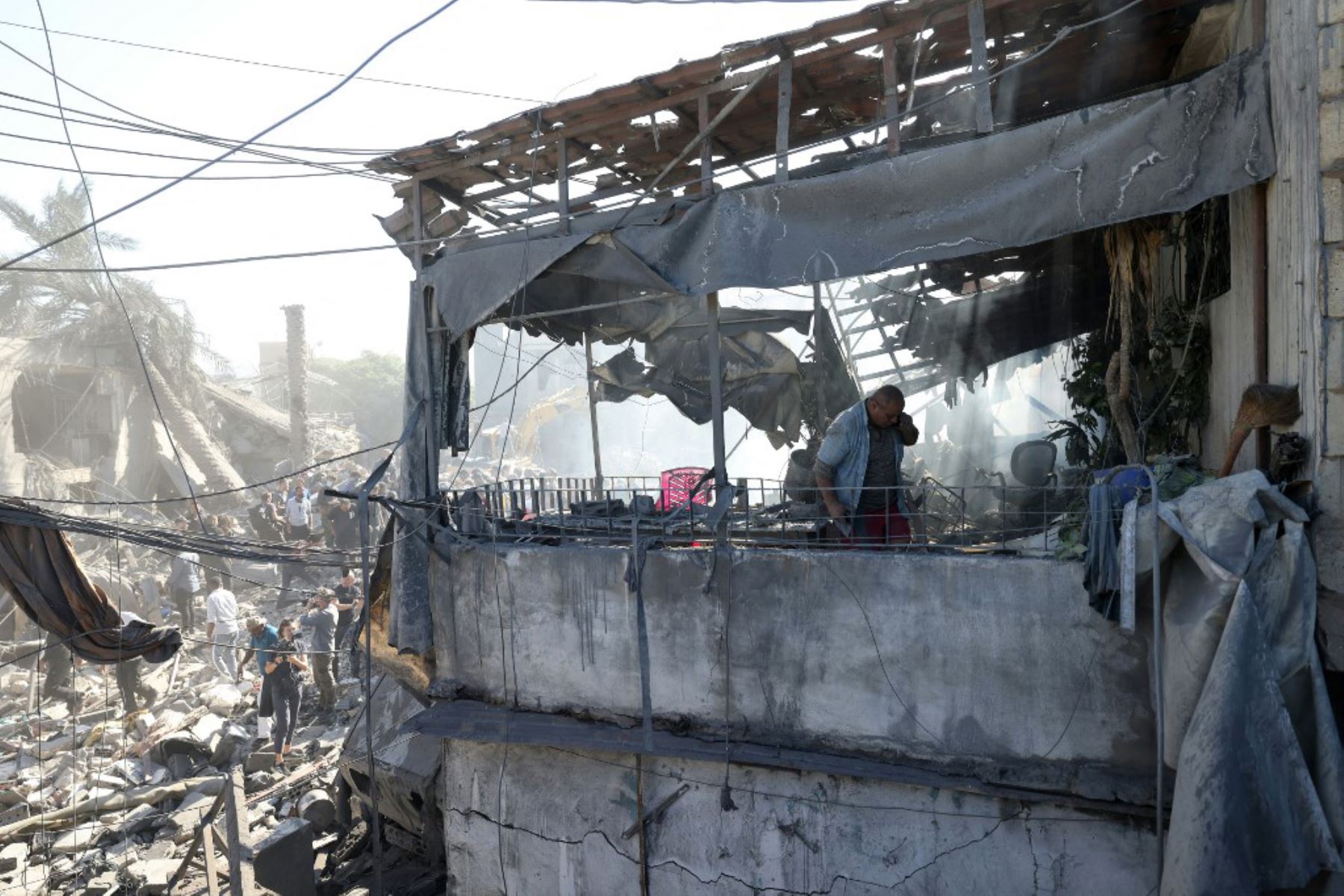 Un hombre inspecciona los escombros un día después de un ataque aéreo israelí en el suburbio de Jnah, al sur de Beirut. Foto: AFP