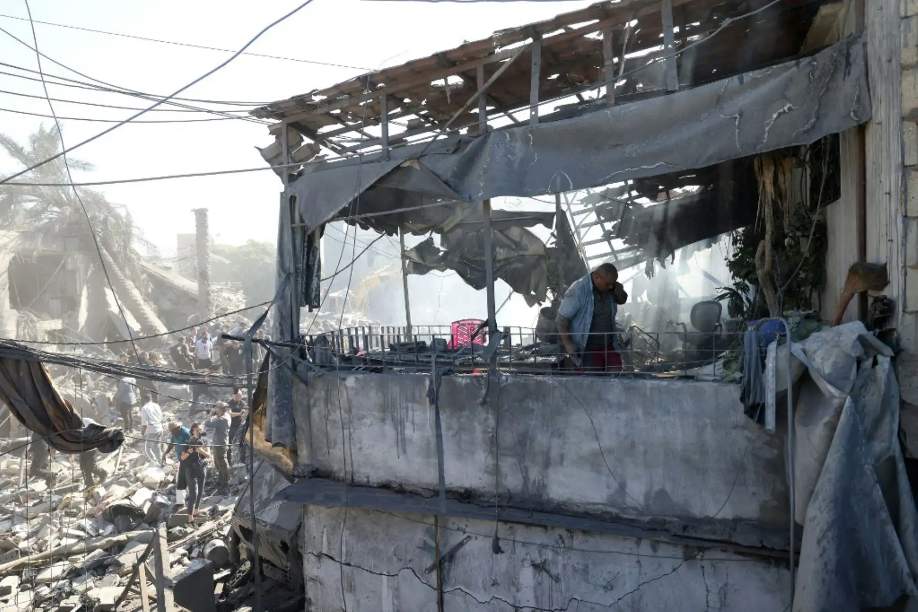 Un hombre inspecciona los escombros un día después de un ataque aéreo israelí en el suburbio de Jnah, al sur de Beirut. Foto: AFP