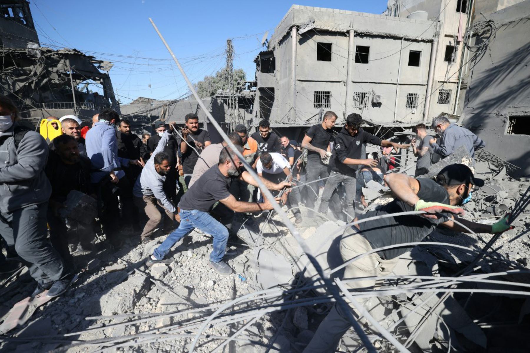 Los socorristas buscan sobrevivientes bajo los escombros un día después de un ataque aéreo israelí en el suburbio de Jnah, al sur de Beirut. Foto: AFP