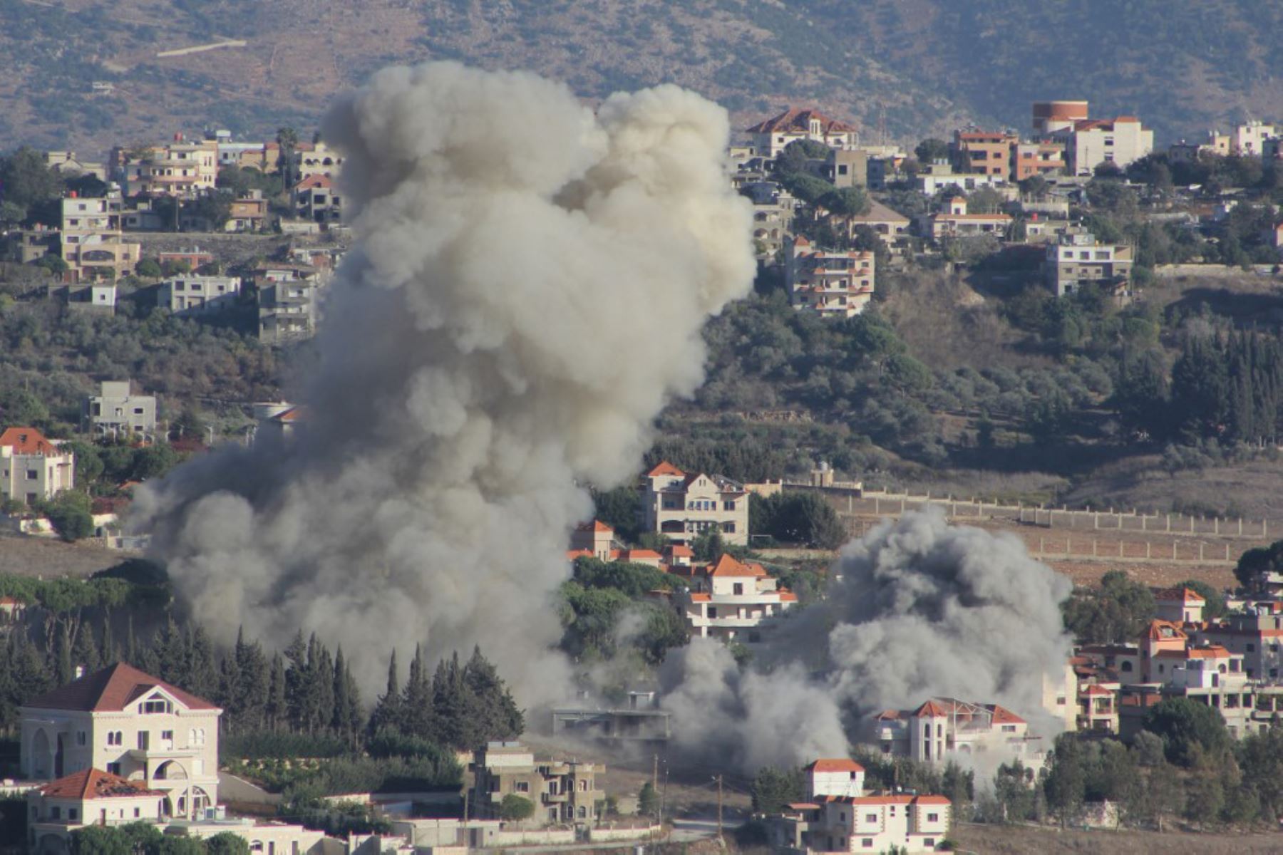 El humo se eleva desde el lugar de un ataque aéreo israelí que tuvo como objetivo la aldea de Khiam, en el sur del Líbano. Foto: AFP