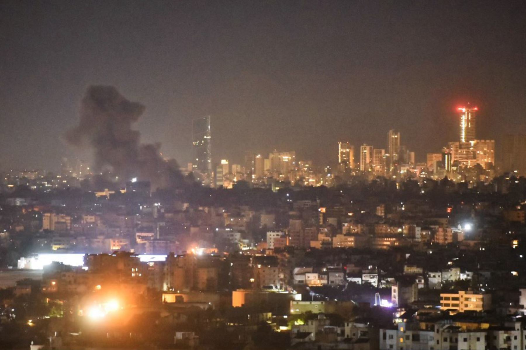 El humo se eleva desde las áreas objetivo de un ataque aéreo israelí en los suburbios del sur de Beirut . Foto: AFP