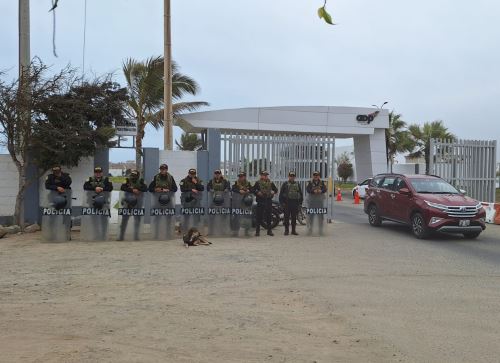 Un contingente policial redobla la vigilancia en los exteriores del aeropuerto Carlos Martínez de Trujillo ante el paro que acatan los gremios de transportistas de esta ciudad. ANDINA/Difusión