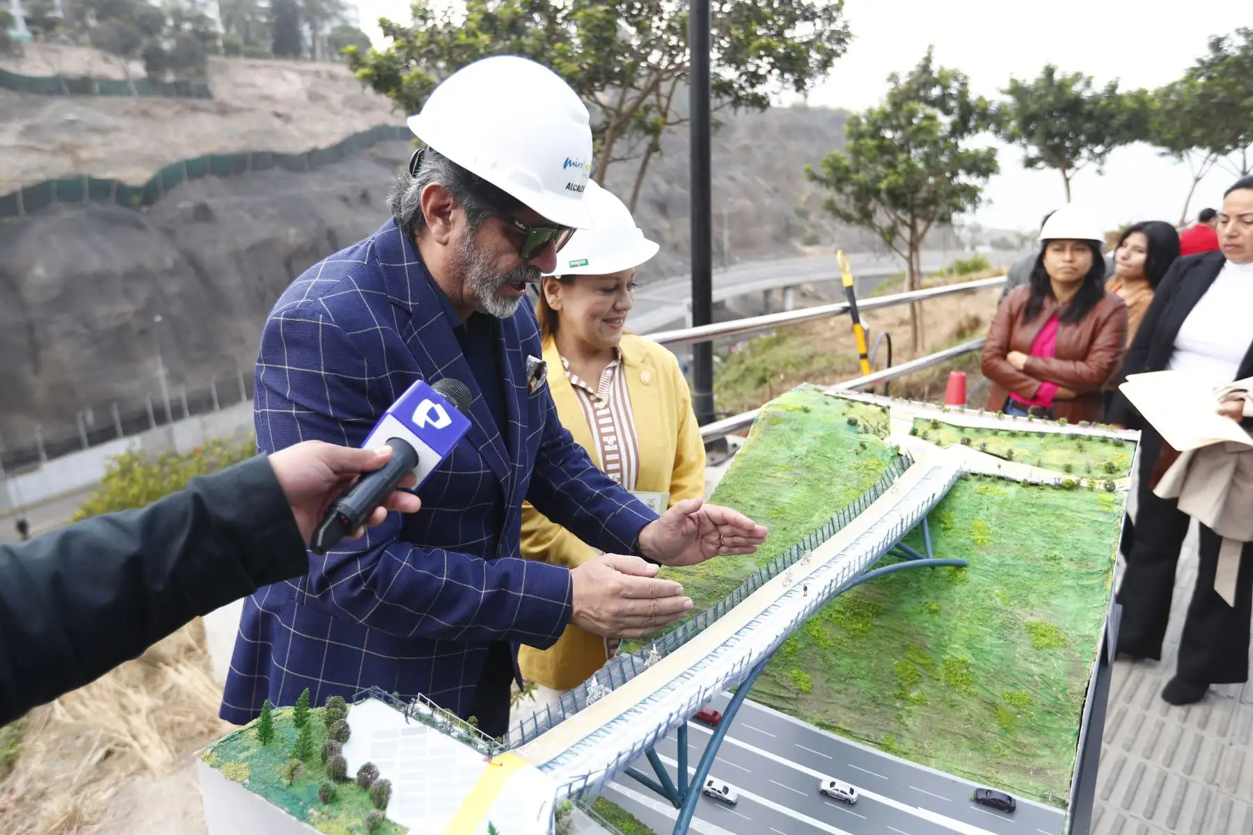 Desde la cuadra 11 del Malecón de la Reserva, el alcalde de Miraflores, Carlos Canales, acompañado de la alcaldesa de Barranco, Jessica Vargas, supervisó el avance de obras del Corredor Turístico Miraflores - Barranco, megaobra que unirá ambos distritos. Foto: ANDINA/Daniel Bracamonte