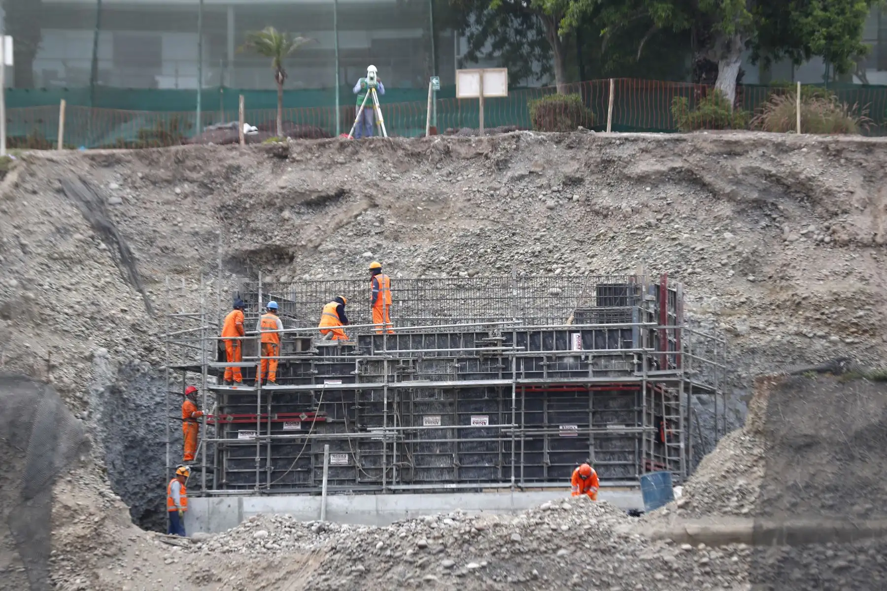 Según informó la Municipalidad de Miraflores, ya se iniciaron los trabajos finales previos al montaje del puente peatonal del Corresor Turístico Miraflores - Barranco, que unirá ambos distritos. Foto: ANDINA/Daniel Bracamonte