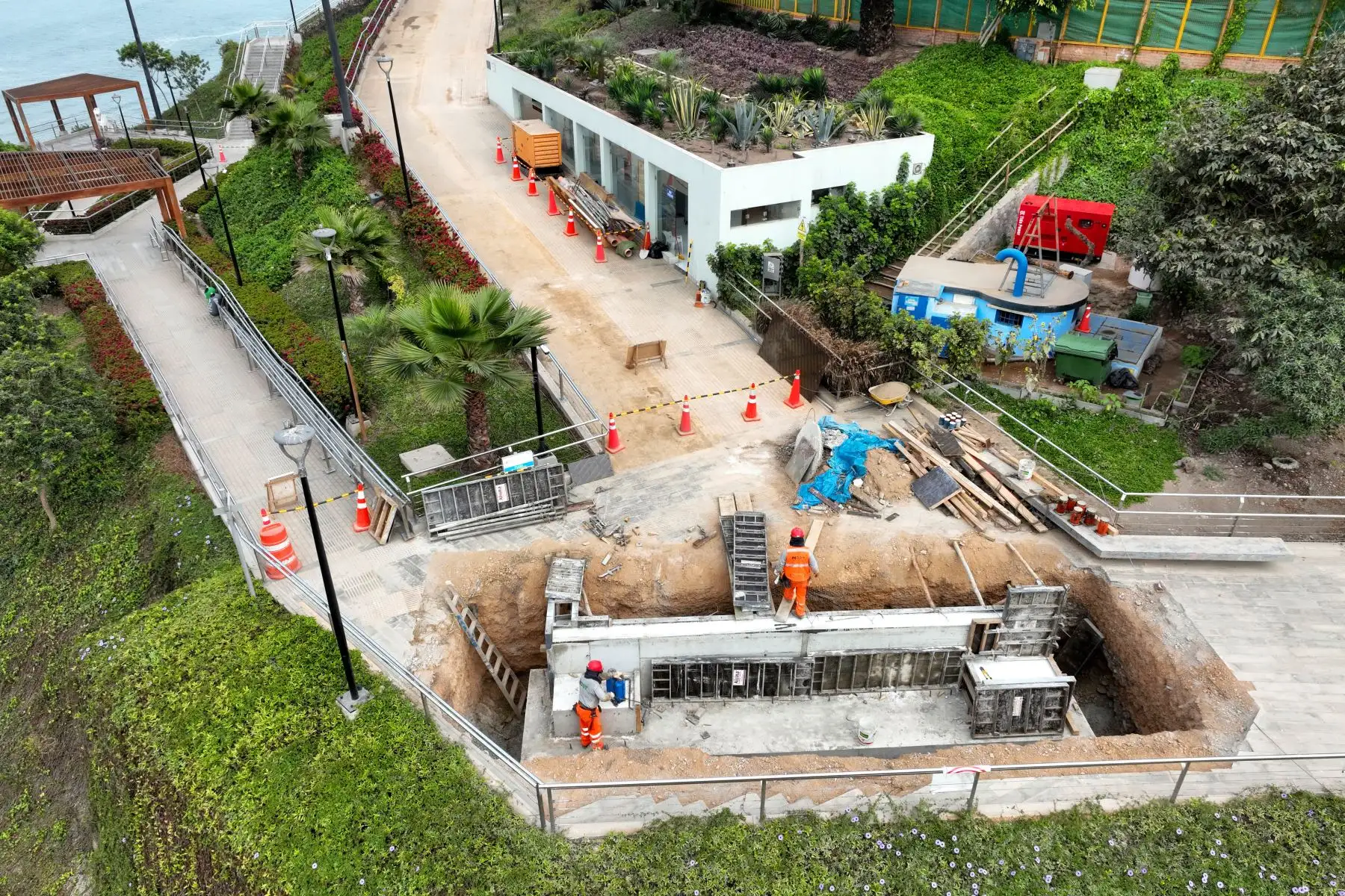 Según informó la Municipalidad de Miraflores, ya se iniciaron los trabajos finales previos al montaje del puente peatonal del Corresor Turístico Miraflores - Barranco, que unirá ambos distritos. Foto: ANDINA/Daniel Bracamonte