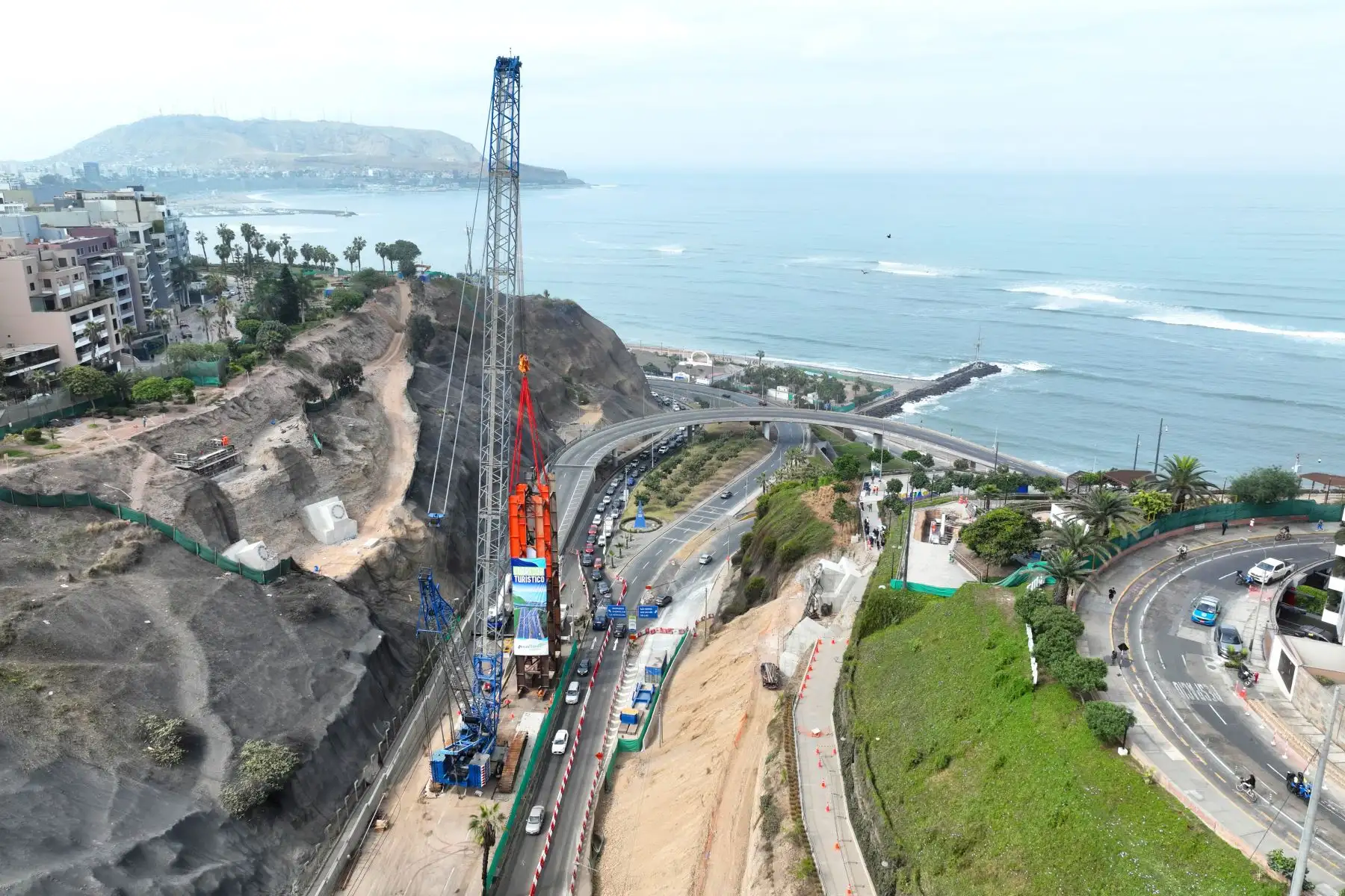 Una grúa de más de 50 metros de altura, ubicada en la bajada Armendáriz, realiza los trabajos de colocación de las estructuras del puente tubular en el malecón de la Costa Verde, como parte de las obras de construcción del Corredor Turístico Miraflores - Barranco. Foto: ANDINA/Daniel Bracamonte