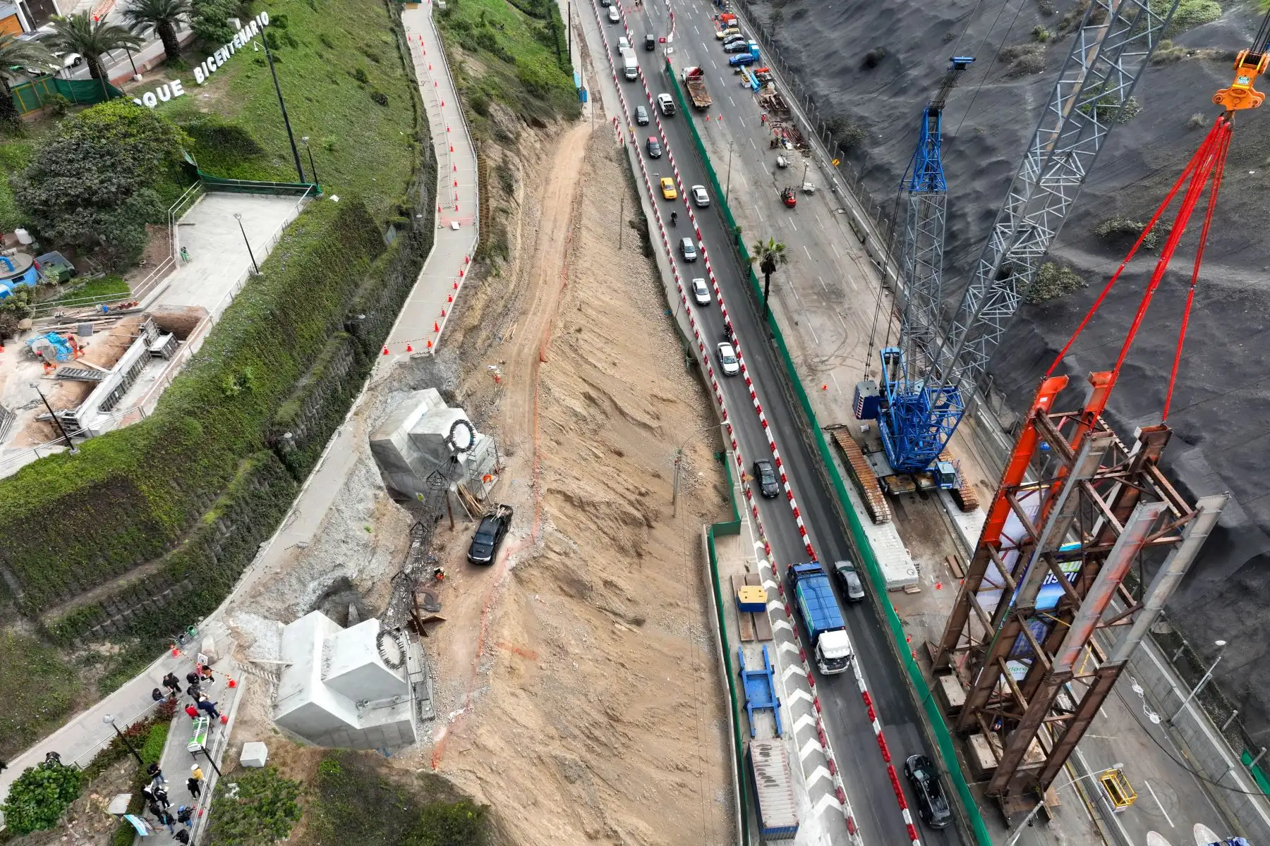 Una grúa de más de 50 metros de altura, ubicada en la bajada Armendáriz, realiza los trabajos de colocación de las estructuras del puente tubular en el malecón de la Costa Verde, como parte de las obras de construcción del Corredor Turístico Miraflores - Barranco. Foto: ANDINA/Daniel Bracamonte