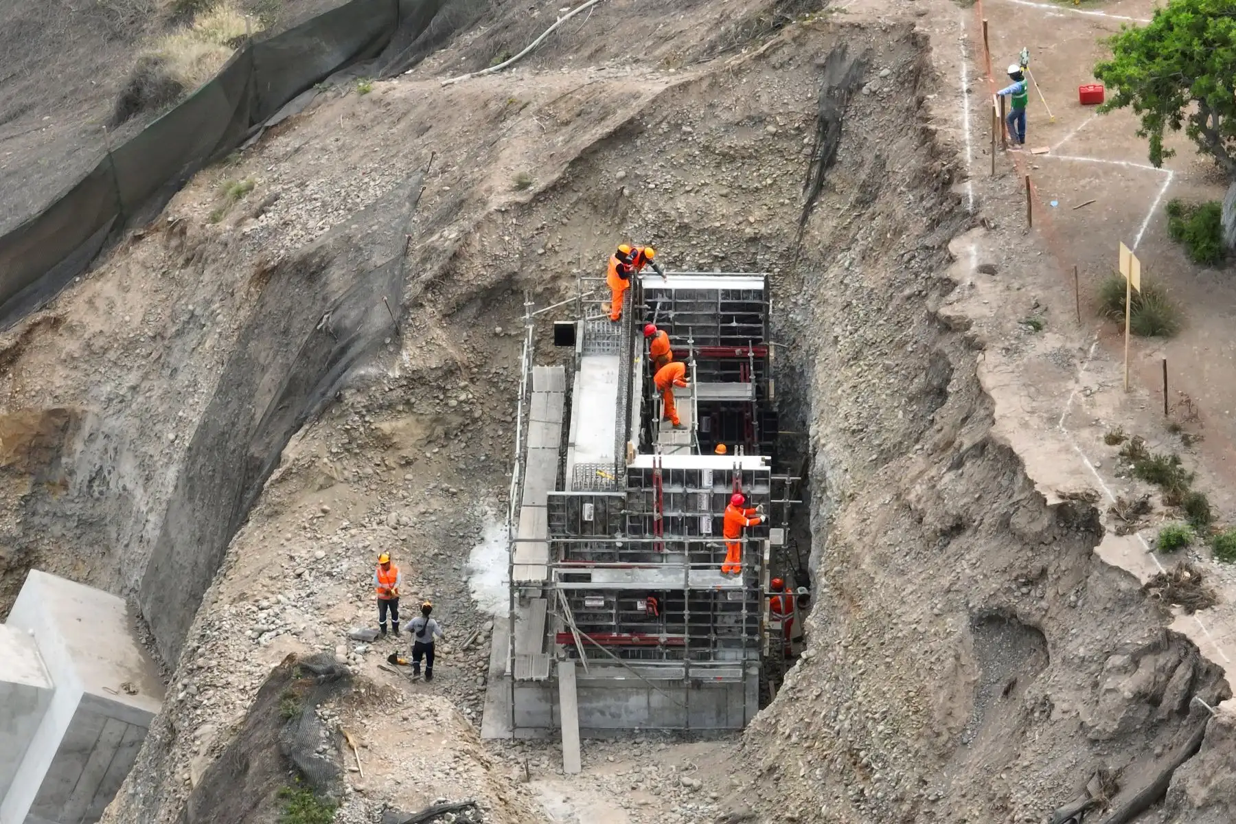 Según informó la Municipalidad de Miraflores, ya se iniciaron los trabajos finales previos al montaje del puente peatonal del Corresor Turístico Miraflores - Barranco, que unirá ambos distritos. Foto: ANDINA/Daniel Bracamonte