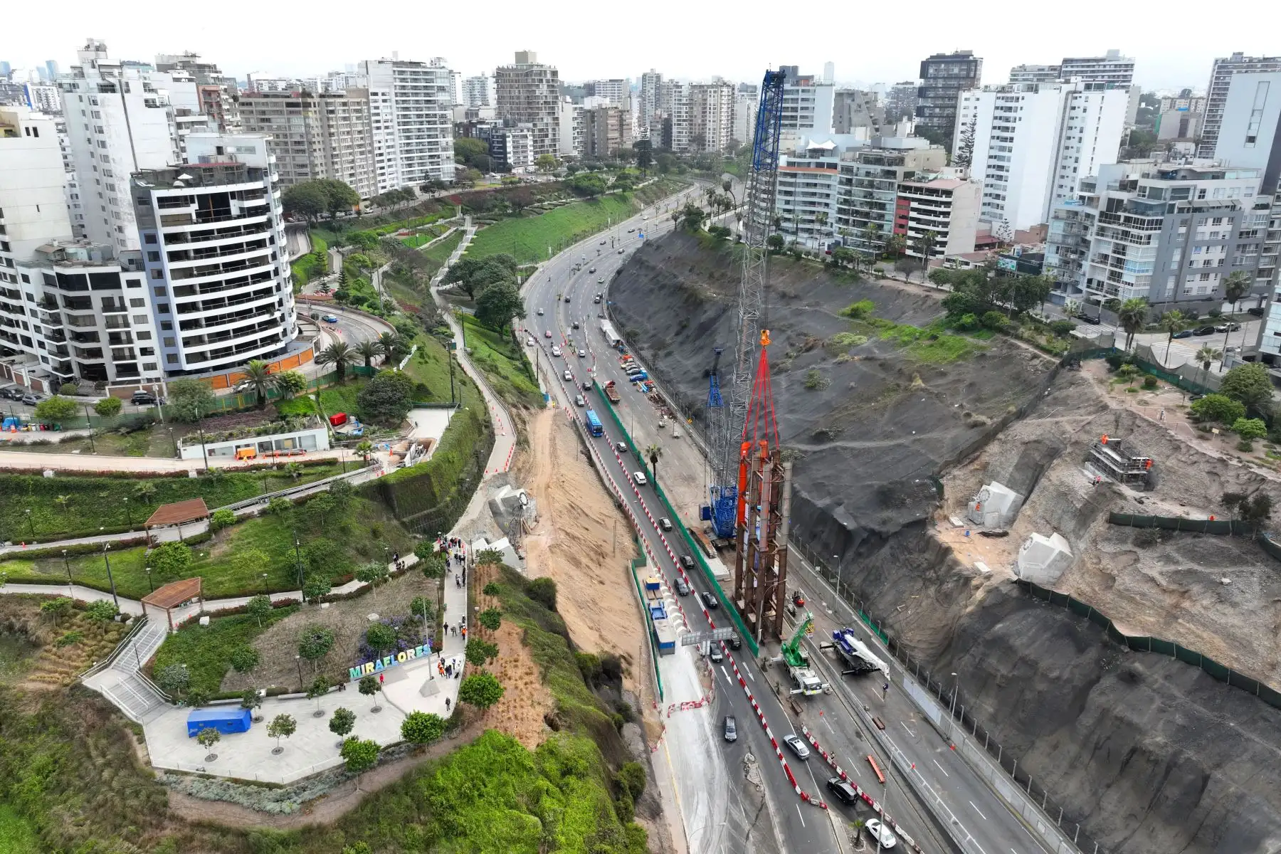 Una grúa de más de 50 metros de altura, ubicada en la bajada Armendáriz, realiza los trabajos de colocación de las estructuras del puente tubular en el malecón de la Costa Verde, como parte de las obras de construcción del Corredor Turístico Miraflores - Barranco. Foto: ANDINA/Daniel Bracamonte