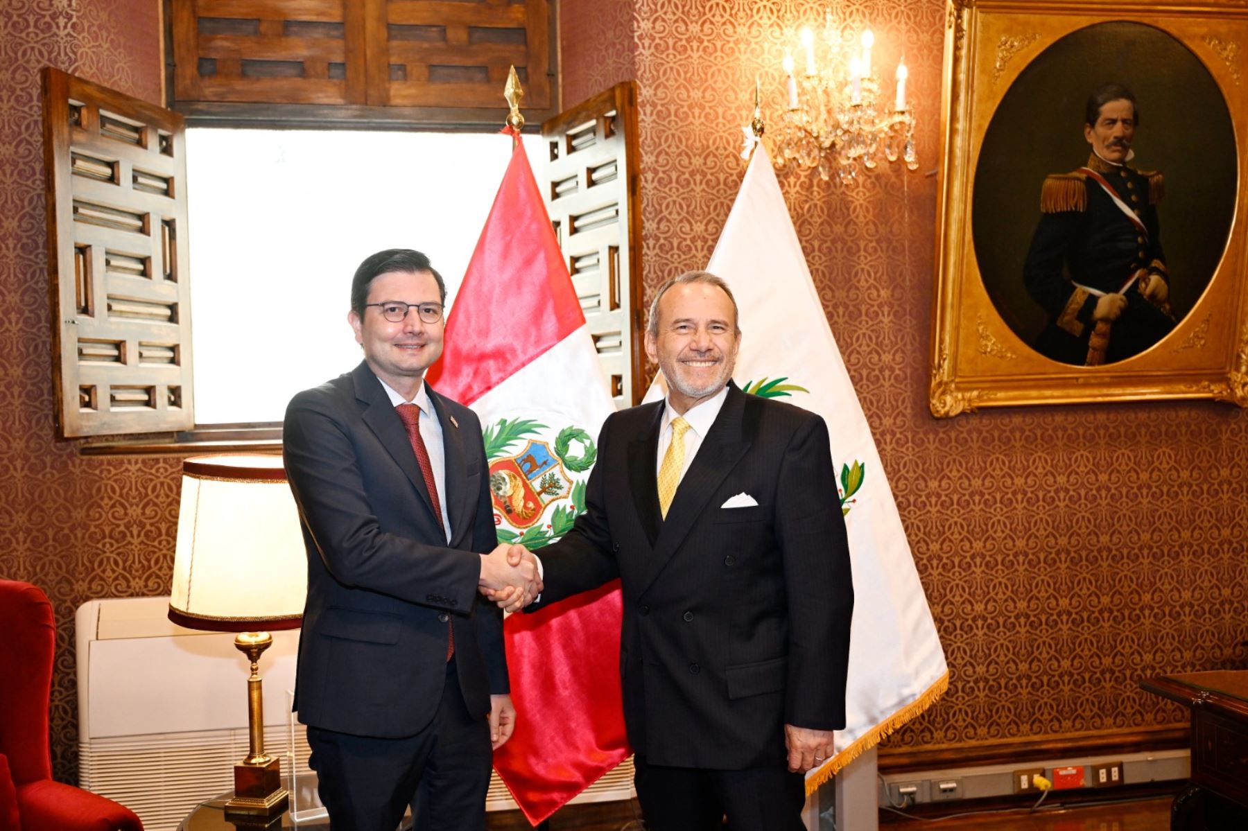 Canciller Elmer Schialer y vicepresidente ejecutivo de la CAF, Gianpiero Leoncini, ANDINA/Difusión