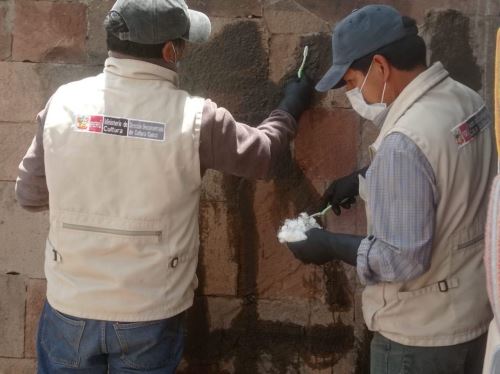 Los especialistas de la Dirección de Cultura de Cusco emplearon productos especiales para retirar las pintas que dañaron fuentes, piletas y otros sitios históricos del tradicional barrio de San Blas, en Cusco. Foto: ANDINA/difusión.