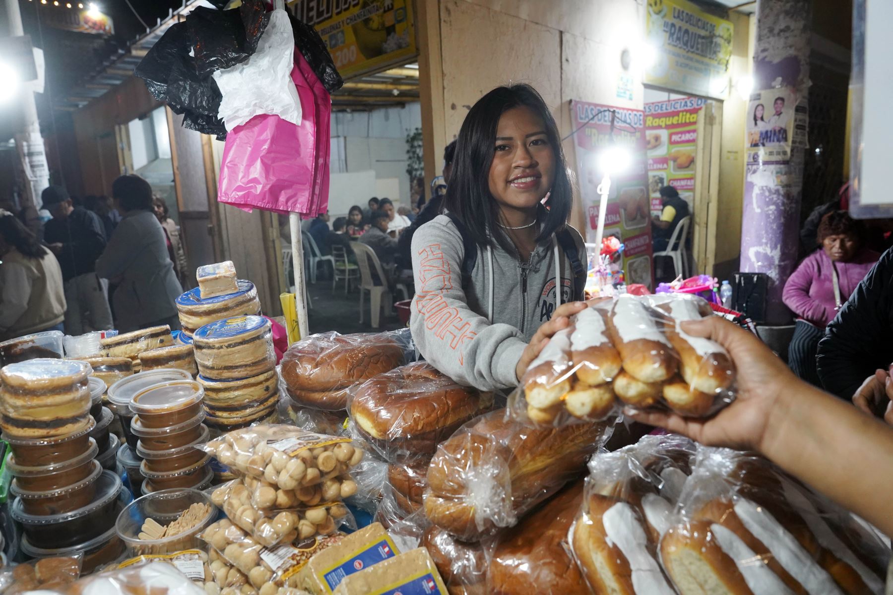 El pan con camisón y el ponche iqueño son los dulces tradicionales que se elaboran durante la fiesta del Señor de Luren en Ica. Foto: Genry Bautista