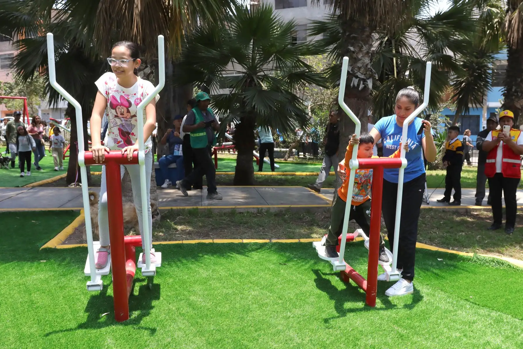 La Policía Nacional del Perú y SIDERPERU inauguraron un nuevo espacio recreativo con juegos infantiles y mini gimnasios fabricados a partir de la fundición de armas incautadas en el parque Huáscar del distrito de Santa Anita, como parte de la campaña “Fuego por Juego”. 
Foto : ANDINA / Lino Chipana.