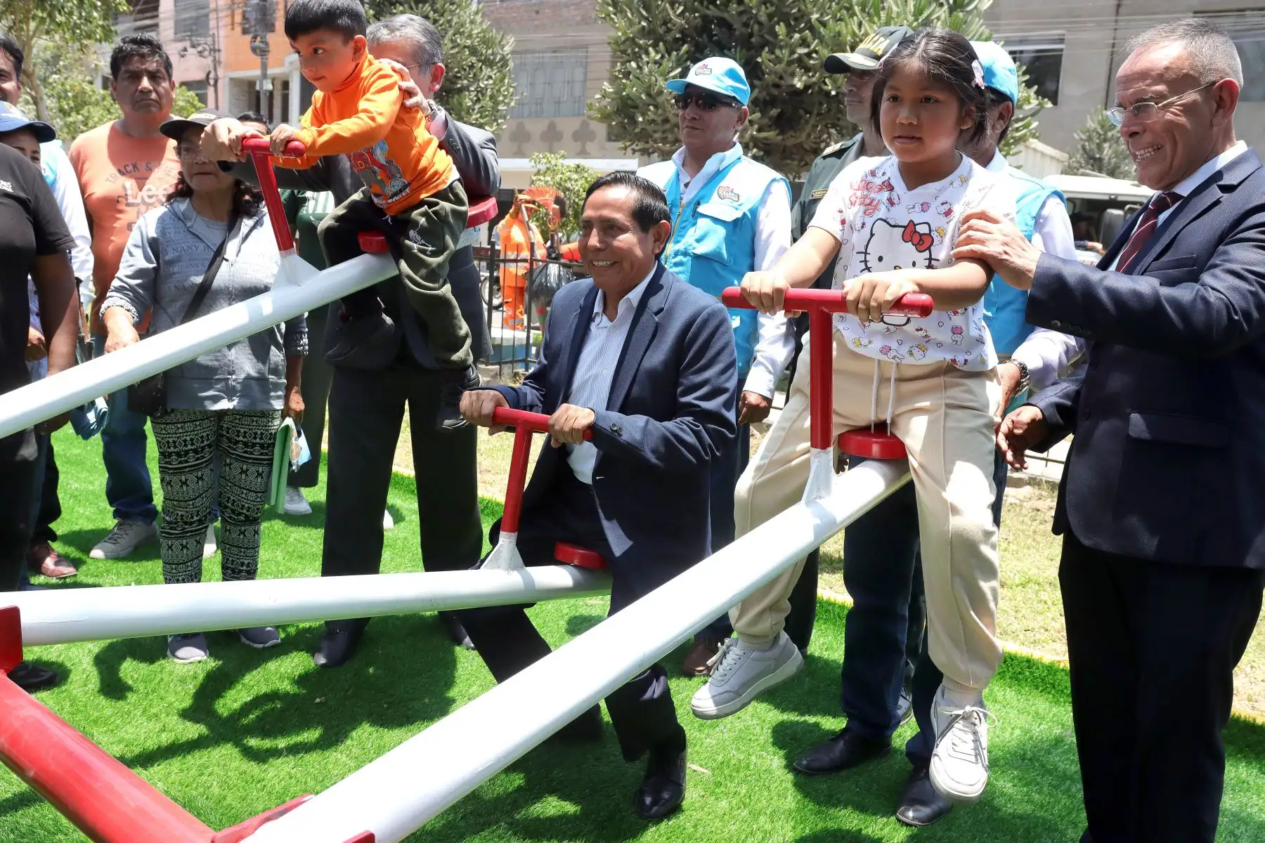Olimpio Alegría Calderón, alcalde de la Municipalidad de Santa Anita, participó en la campaña “Fuego por Juego”, por la cual la Policía Nacional del Perú y SIDERPERU inauguraron un nuevo espacio recreativo con juegos infantiles y mini gimnasios fabricados a partir de la fundición de armas incautadas en el parque Huáscar del distrito de Santa Anita. 
Foto : ANDINA / Lino Chipana.