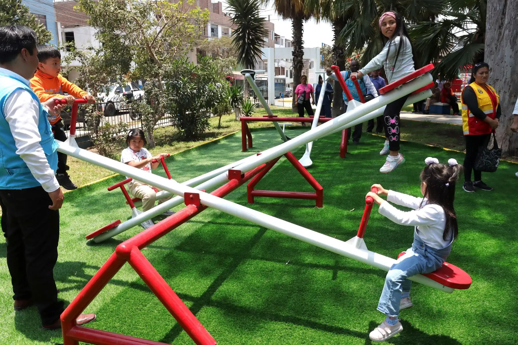 La Policía Nacional del Perú y SIDERPERU inauguraron un nuevo espacio recreativo con juegos infantiles y mini gimnasios fabricados a partir de la fundición de armas incautadas en el parque Huáscar del distrito de Santa Anita, como parte de la campaña “Fuego por Juego”. 
Foto : ANDINA / Lino Chipana.