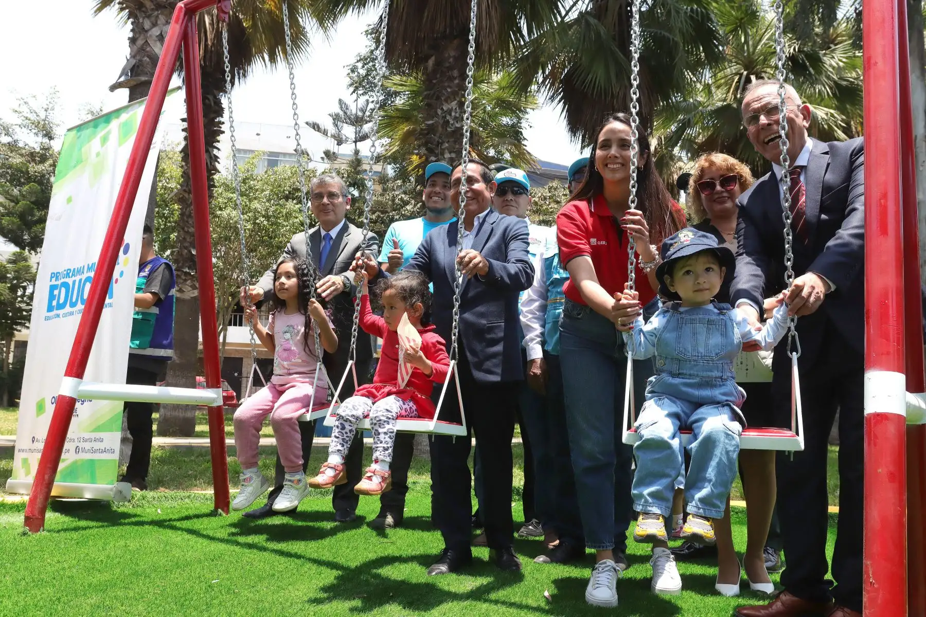 La Policía Nacional del Perú y SIDERPERU inauguraron un nuevo espacio recreativo con juegos infantiles y mini gimnasios fabricados a partir de la fundición de armas incautadas en el parque Huáscar del distrito de Santa Anita, como parte de la campaña “Fuego por Juego”. 
Foto : ANDINA / Lino Chipana.