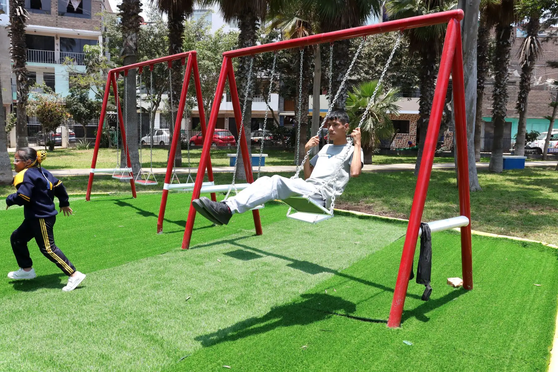 La Policía Nacional del Perú y SIDERPERU inauguraron un nuevo espacio recreativo con juegos infantiles y mini gimnasios fabricados a partir de la fundición de armas incautadas en el parque Huáscar del distrito de Santa Anita, como parte de la campaña “Fuego por Juego”. 
Foto : ANDINA / Lino Chipana.
