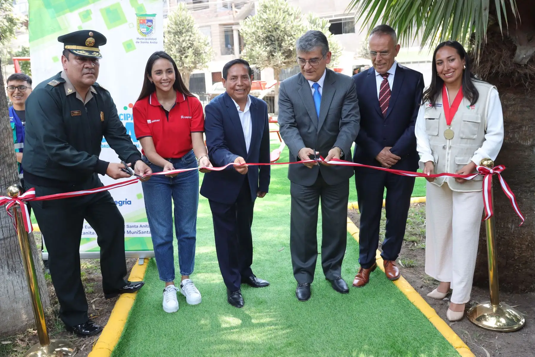 La Policía Nacional del Perú y SIDERPERU inauguraron un nuevo espacio recreativo con juegos infantiles y mini gimnasios fabricados a partir de la fundición de armas incautadas en el parque Huáscar del distrito de Santa Anita, como parte de la campaña “Fuego por Juego”. 
Foto : ANDINA / Lino Chipana.