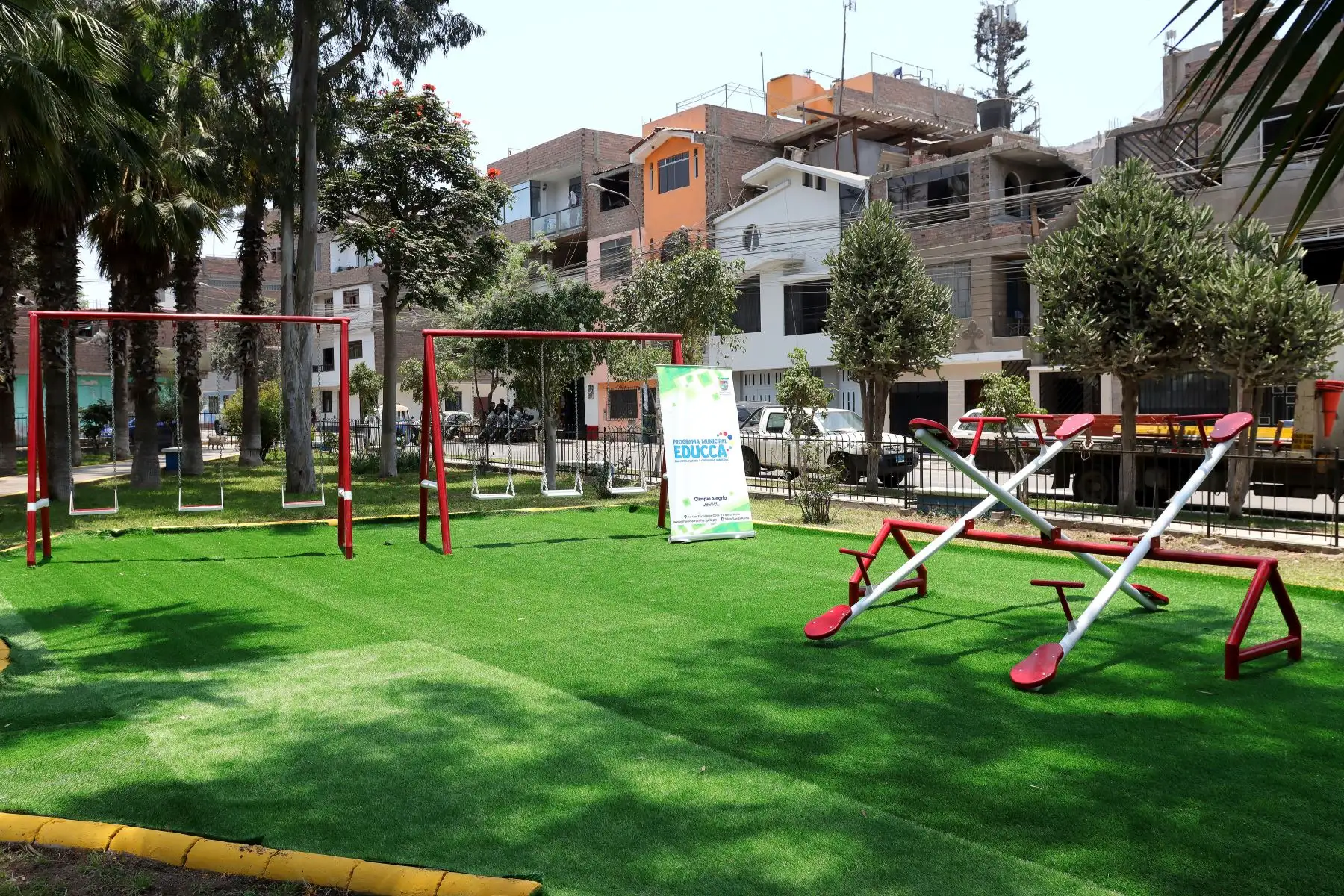 La Policía Nacional del Perú y SIDERPERU inauguraron un nuevo espacio recreativo con juegos infantiles y mini gimnasios fabricados a partir de la fundición de armas incautadas en el parque Huáscar del distrito de Santa Anita, como parte de la campaña “Fuego por Juego”. 
Foto : ANDINA / Lino Chipana.