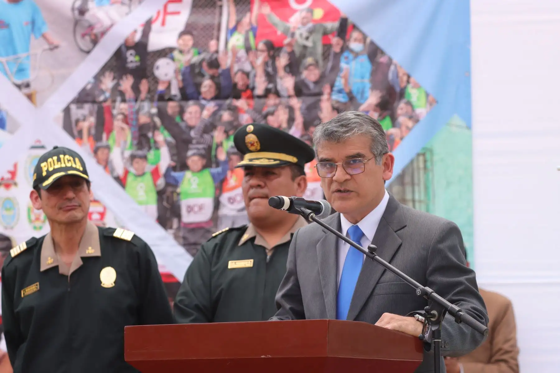 Luis Zamudio Argandoña, director de la Dirección General de Seguridad Ciudadana del Ministerio del Interior, participó en la campaña “Fuego por Juego”, por la cual la Policía Nacional del Perú y SIDERPERU inauguraron un nuevo espacio recreativo con juegos infantiles y mini gimnasios fabricados a partir de la fundición de armas incautadas en el parque Huáscar del distrito de Santa Anita. 
Foto : ANDINA / Lino Chipana.