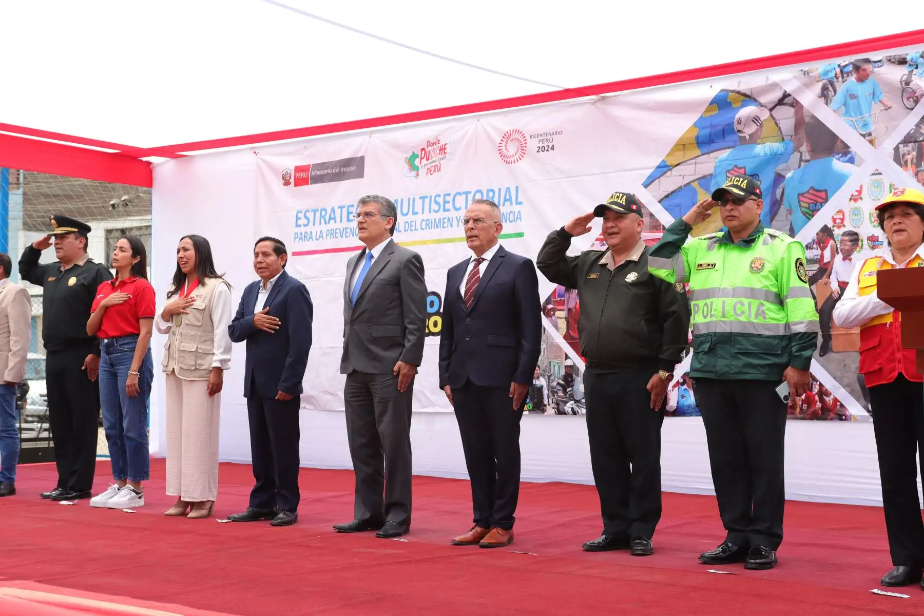 La Policía Nacional del Perú y SIDERPERU inauguraron un nuevo espacio recreativo con juegos infantiles y mini gimnasios fabricados a partir de la fundición de armas incautadas en el parque Huáscar del distrito de Santa Anita, como parte de la campaña “Fuego por Juego”. 
Foto : ANDINA / Lino Chipana.