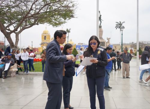 Un equipo de fiscales del Distrito Fiscal La Libertad se desplegó en las calles de Trujillo para garantizar que no se cometan excesos durante la marcha de los gremios de transportistas que acatan hoy martes 22 un paro. ANDINA/Difusión