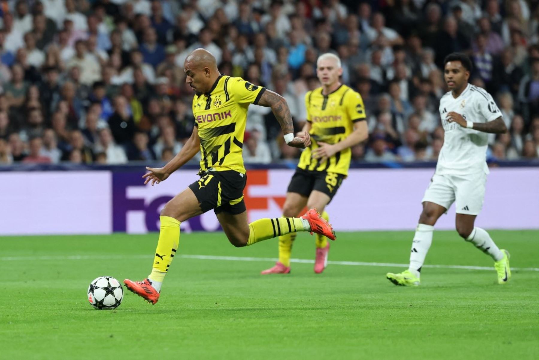 El delantero holandés del Borussia Dortmund, Donyell Malen, marca su primer gol durante el partido de fútbol de la Liga de Campeones de la UEFA entre el Real Madrid CF y el Borussia Dortmund en el estadio Santiago Bernabeu de Madrid el 22 de octubre de 2024. Foto: AFP