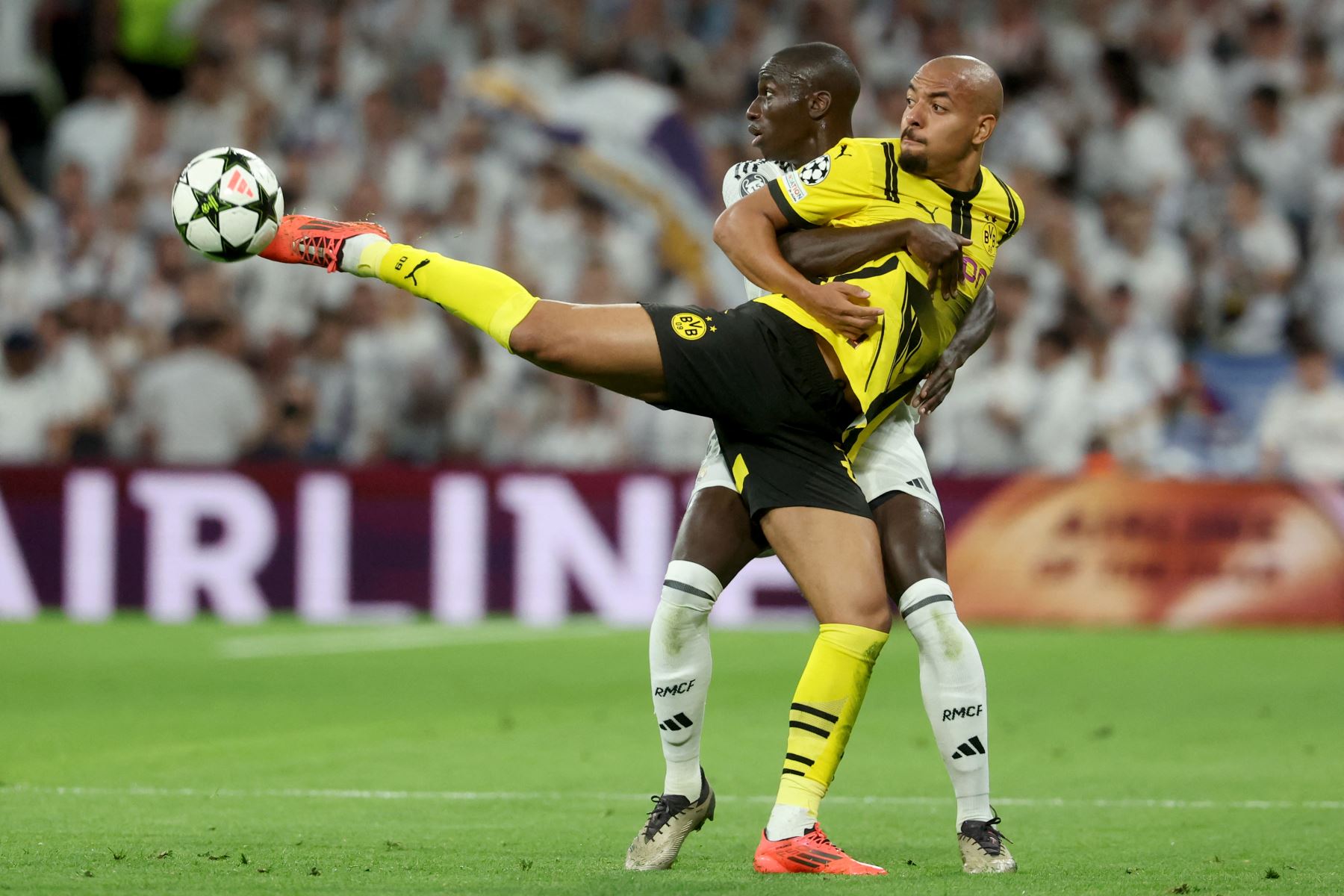 El defensor francés del Real Madrid  Ferland Mendy El delantero holandés del Borussia Dortmund  Donyell Malen durante la Liga de Campeones de la UEFA, fase liguera del partido de fútbol del día 3 entre el Real Madrid CF y el Borussia Dortmund. AFP