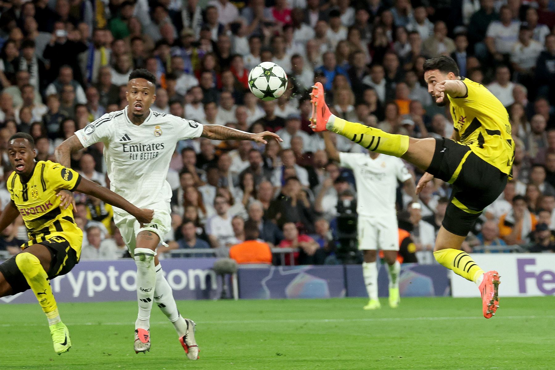 El defensor argelino del Borussia Dortmund  Rami Bensebaini salta por el balón desafiado por el defensor brasileño del Real Madrid  Eder Militao durante la Liga de Campeones de la UEFA, fase liguera del partido de fútbol del día 3 entre el Real Madrid CF y el Borussia Dortmund. AFP