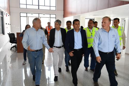 El ministro de Economía y Finanzas, José Arista, junto al superintendente de la Sunat, Víctor Mejía, visitaron Chancay para visitar las nuevas instalaciones de la Intendencia de Aduanas del ente recaudador. Cortesía MEF