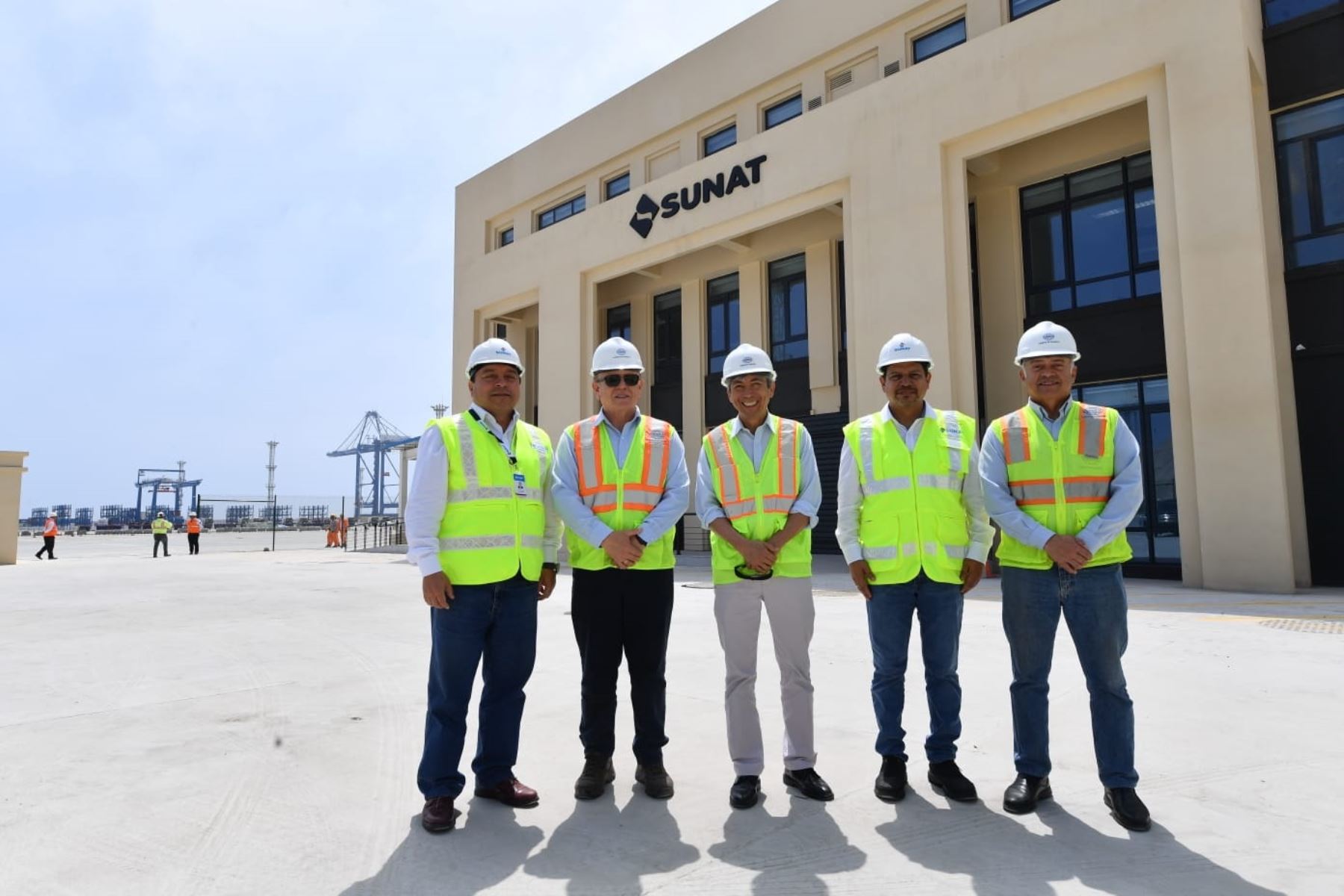 El ministro de Economía y Finanzas, José Arista, junto al superintendente de la Sunat, Víctor Mejía, visitaron Chancay para visitar las nuevas instalaciones de la Intendencia de Aduanas del ente recaudador. Cortesía MEF