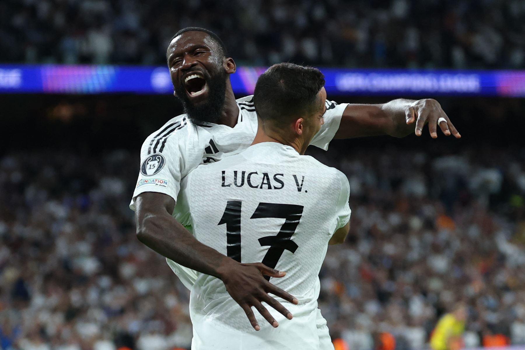 El defensor español del Real Madrid  Lucas Vázquez  celebra con el defensor alemán del Real Madrid  Antonio Ruediger después de marcar su tercer gol durante la Liga de Campeones de la UEFA, fase liguera del partido de fútbol del día 3 entre el Real Madrid CF y el Borussia Dortmund. AFP