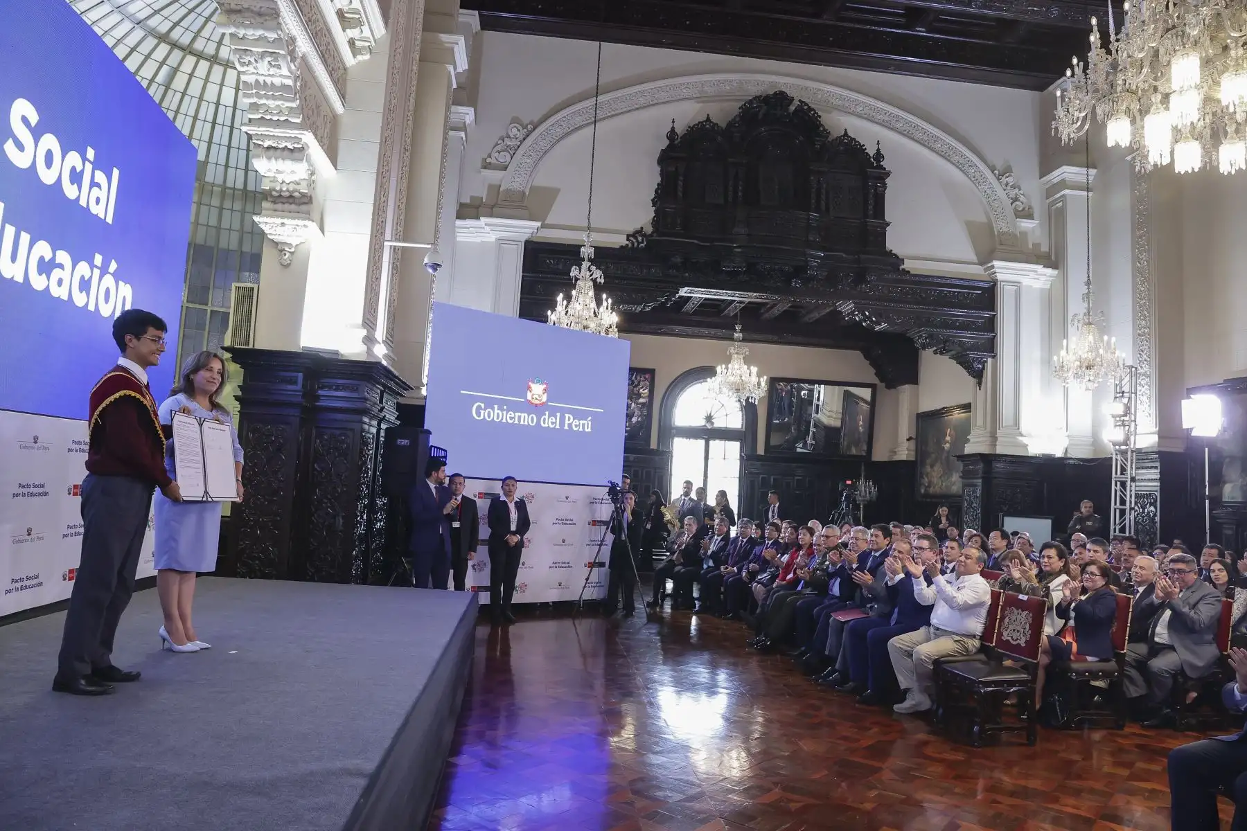 La presidenta de la república, Dina Ercilia Boluarte Zegarra, participa en la ceremonia de firma del “Pacto Social por la Educación”. Foto: ANDINA/Prensa Presidencia