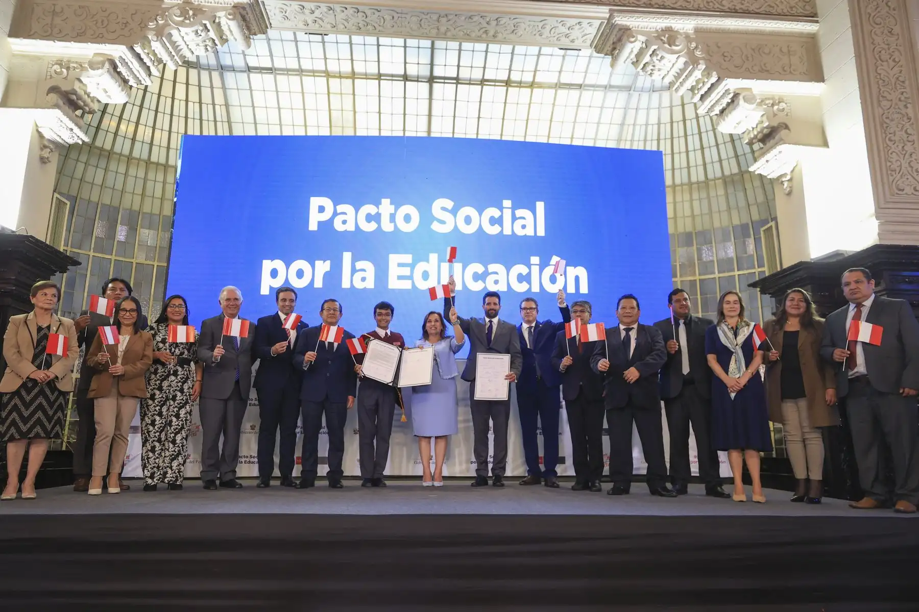 La presidenta de la república, Dina Ercilia Boluarte Zegarra, participa en la ceremonia de firma del “Pacto Social por la Educación”. Foto: ANDINA/Prensa Presidencia