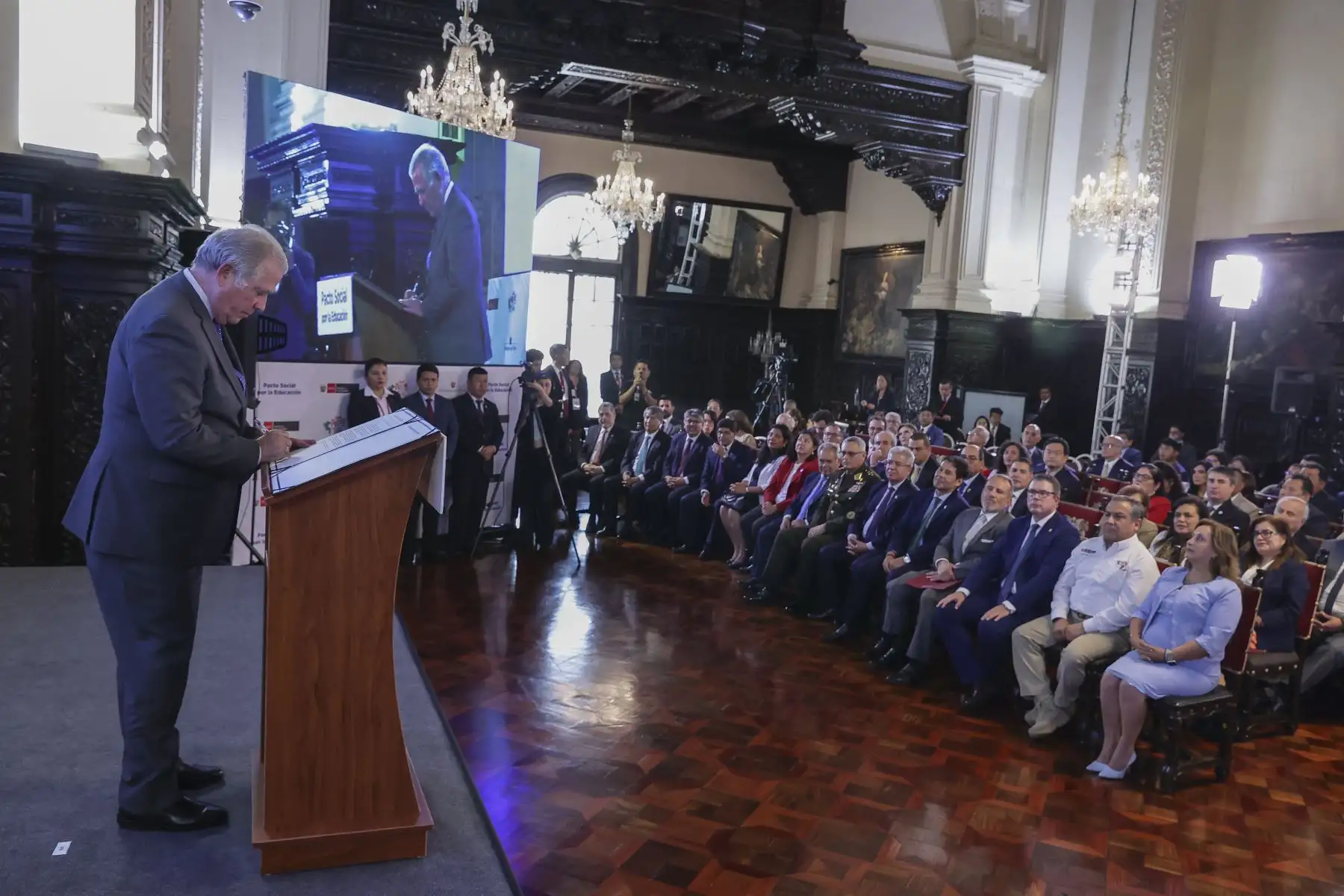 La presidenta de la república, Dina Ercilia Boluarte Zegarra, participa en la ceremonia de firma del “Pacto Social por la Educación”. Foto: ANDINA/Prensa Presidencia