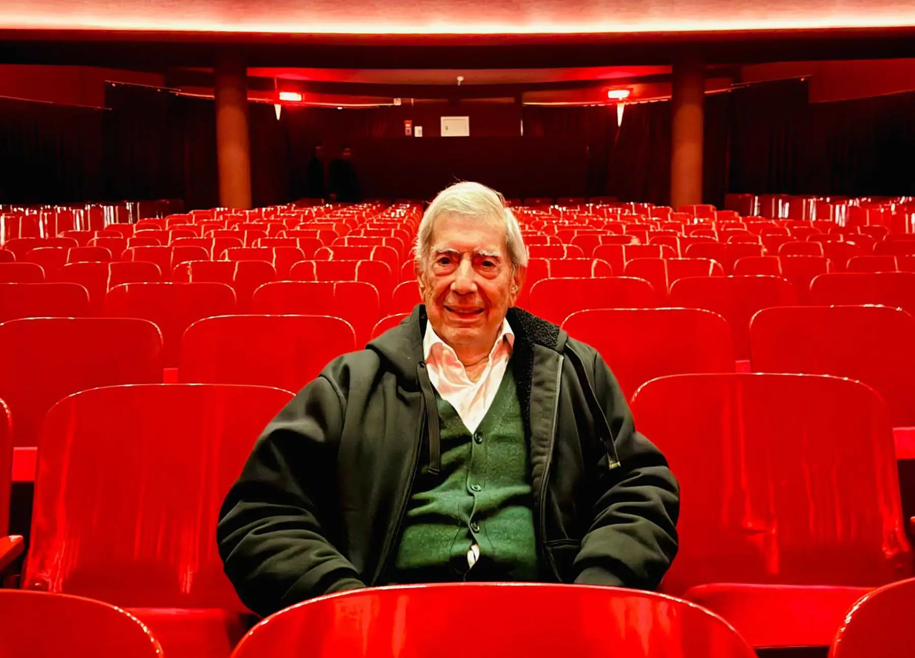 Mario Vargas Llosa en un teatro, el 20 de octubre de 2024, en Lima (Perú). El escritor reapareció este domingo en Lima para asistir al teatro y ver junto a su familia una adaptación de su obra 