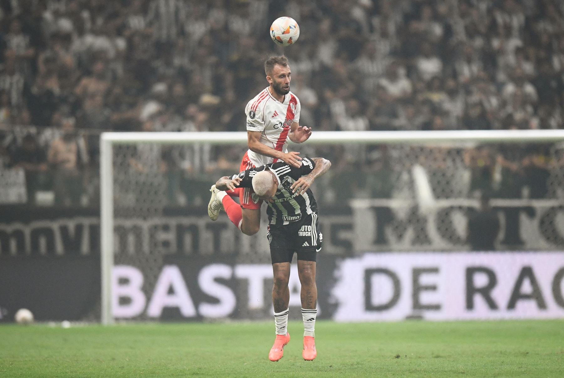 El defensor de River Plate Germ·n Pezzella y el delantero del Atlético Mineiro  Deyverson luchan por el balón durante el partido de ida de la semifinal de la Copa Libertadores entre el Atlético Mineiro de Brasil y River Plate de Argentina. Foto: AFP