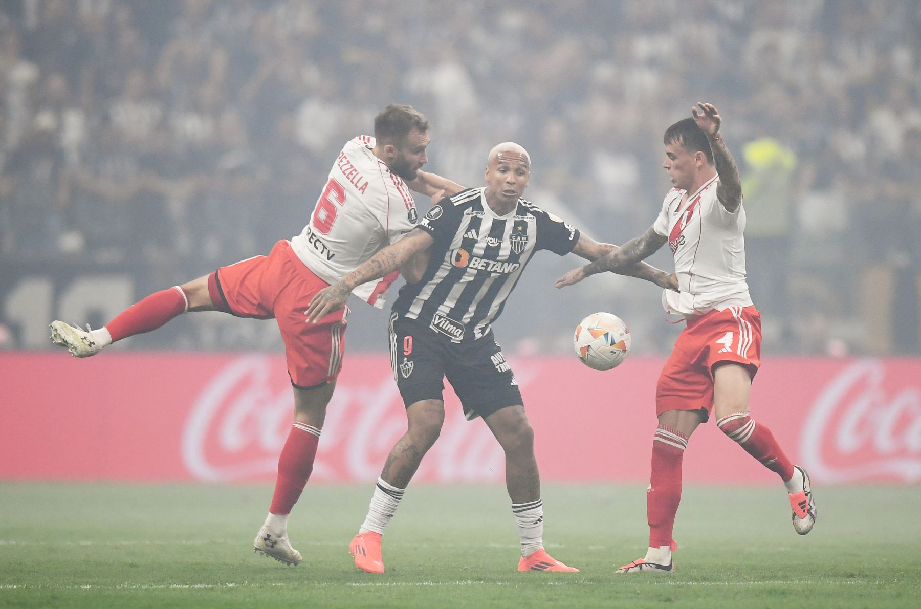 El delantero del Atlético Mineiro Deyverson, el defensor del River Plate  Germán Pezzella y el mediocampista italiano  Nicolás Fonseca luchan por el balón durante el partido de ida de la semifinal de la Copa Libertadores entre el Atlético Mineiro de Brasil y River Plate de Argentina. AFP