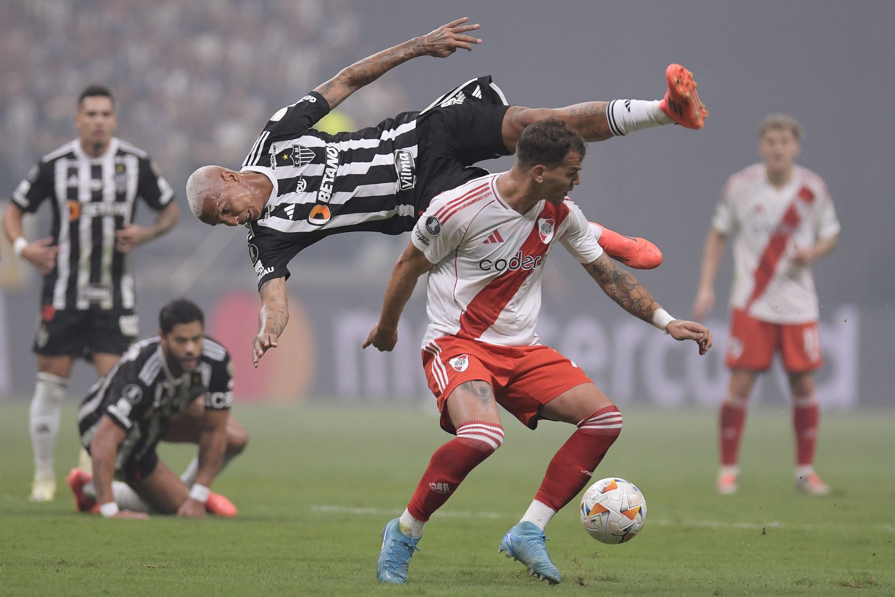 El delantero del Atlético Mineiro Deyverson y el defensor del River PlateLeandro González Pirez luchan por el balón durante el partido de fútbol de ida de la semifinal de la Copa Libertadores entre el Atlético Mineiro de Brasil y River Plate de Argentina. AFP