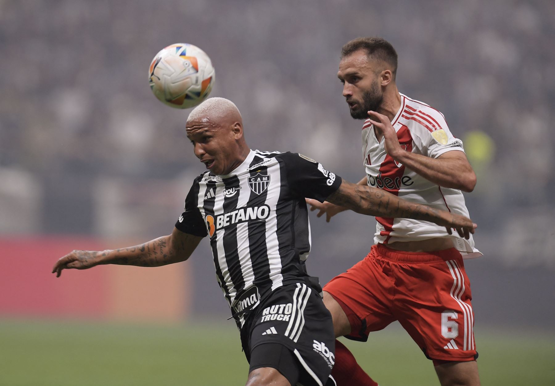 El delantero del Atlético Mineiro  Deyverson y el defensor del River Plate Germ·n Pezzella pelean por el balón durante el partido de ida de la semifinal de la Copa Libertadores entre el Atlético Mineiro de Brasil y River Plate de Argentina. AFP