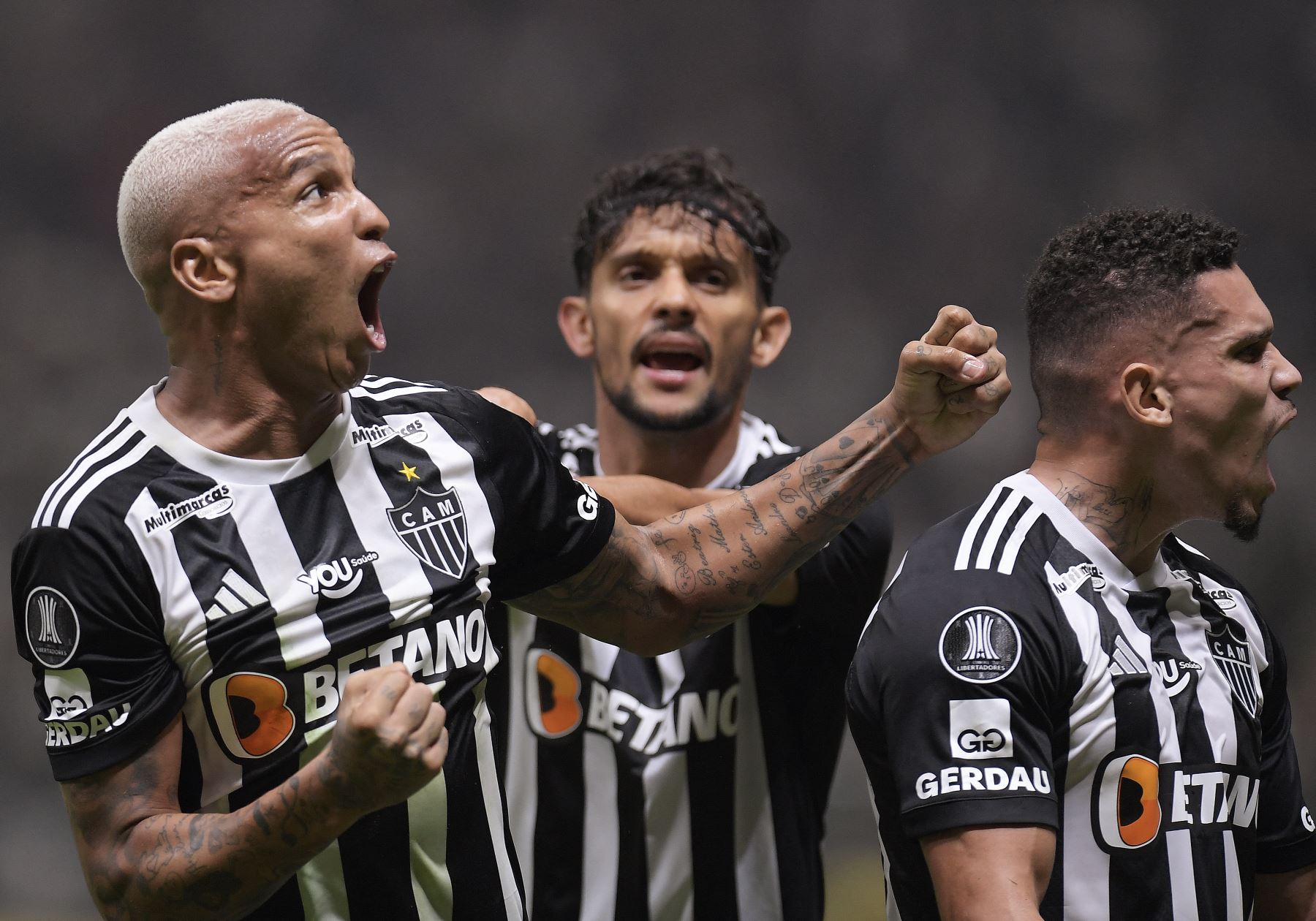 El delantero del Atlético Mineiro  Deyverson celebra con su compañero de equipo el delantero  Paulinho después de anotar el primer gol de su equipo durante el partido de ida de la semifinal de la Copa Libertadores entre el Atlético Mineiro de Brasil y River Plate de Argentina. AFP