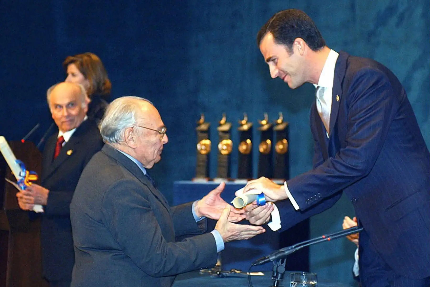 Madrid, España - 24 octubre 2003 / El sacerdote peruano Gustavo Gutiérrez, filósofo y teólogo, recibe de manos del Príncipe Felipe el Premio Príncipe de Asturias de Comunicación y Humanidades. Foto / EFE