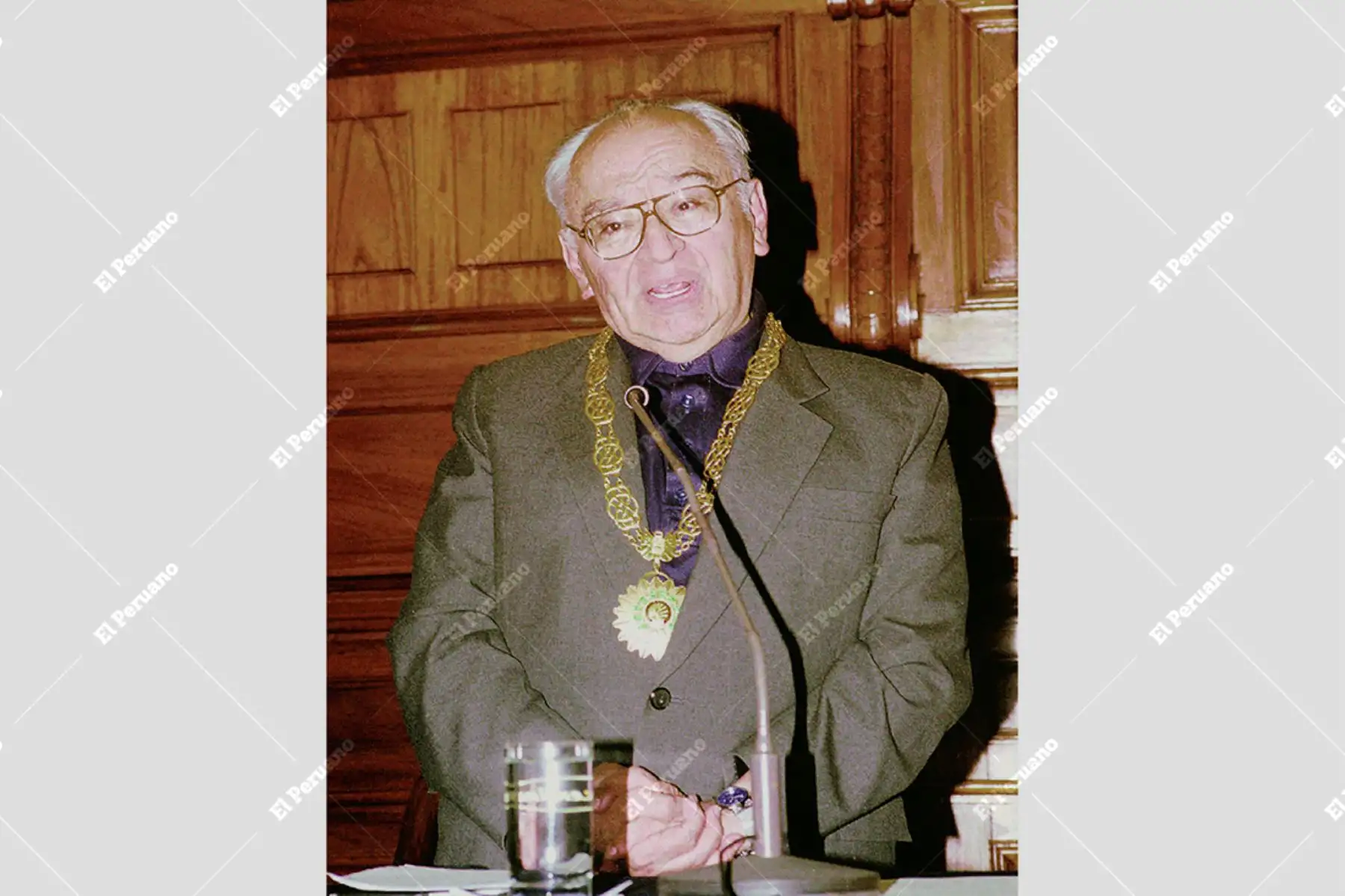 Lima - 29 noviembre 2005 / El padre Gustavo Gutiérrez, autor de la Teología de la Liberación, condecorado con la Medalla del Congreso de la República.  Foto: Diario Oficial El Peruano / Vidal Tarqui