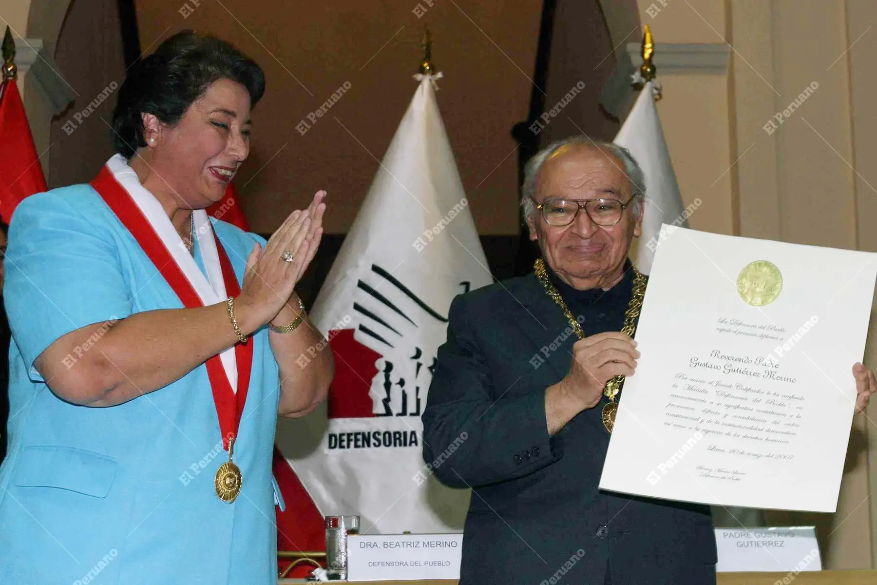 Lima - 20 marzo 2007 / Beatriz Merino condecora al padre Gustavo Gutiérrez con la Medalla de la Defensoría del Pueblo en mérito a su destacada trayectoria. Foto: Diario Oficial El Peruano / Héctor Vinces