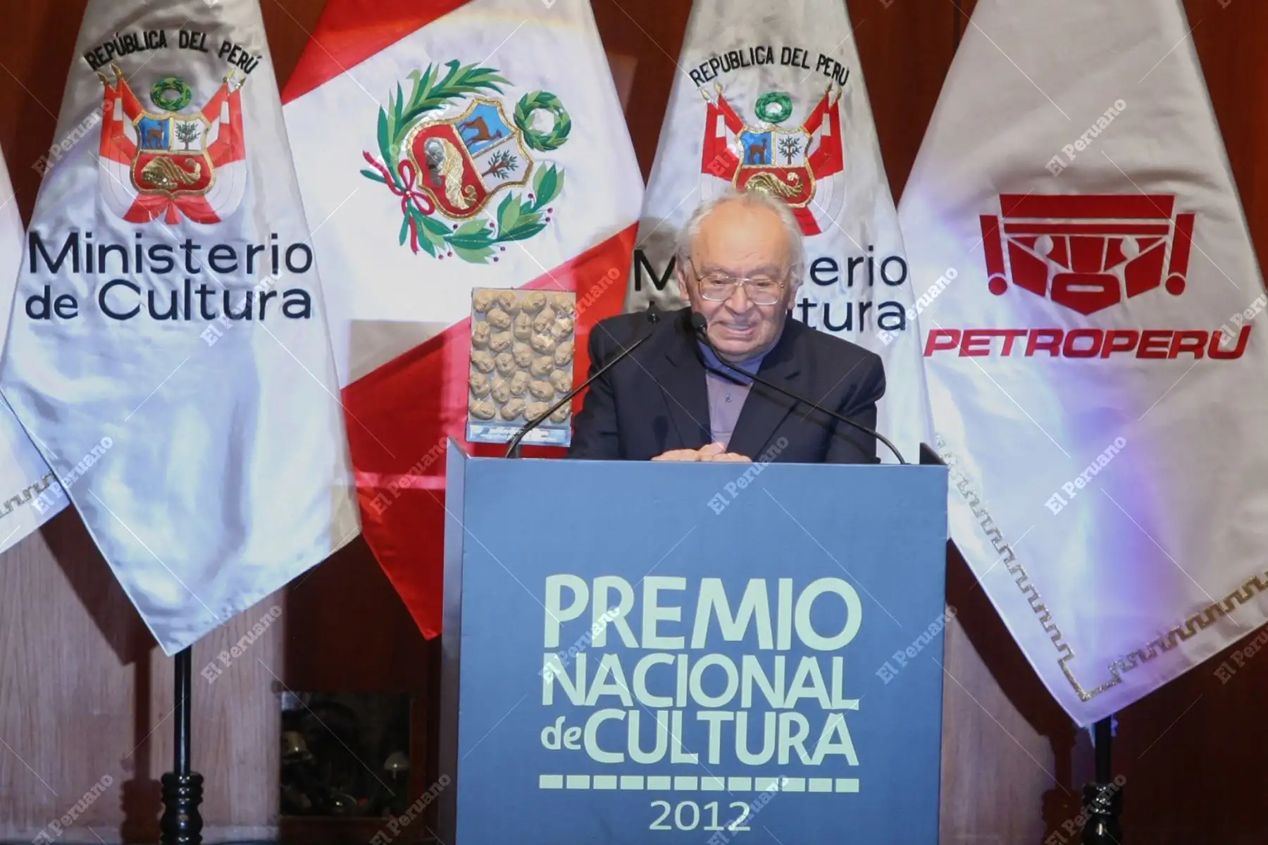 Lima - 11 diciembre 2012 / El sacerdote Gustavo Gutiérrez, uno de los  ganadores del Premio Nacional de Cultura 2012, otorgado por el Ministerio de Cultura. Foto: Diario Oficial El Peruano / Vidal Tarqui Palomino