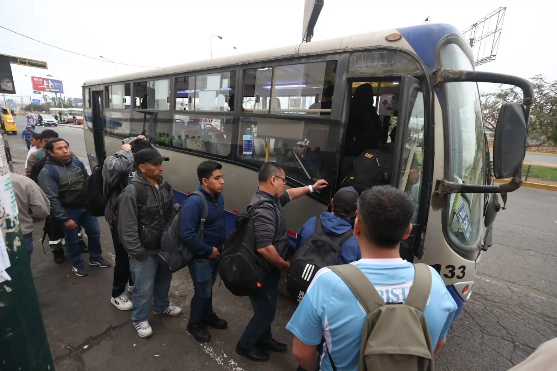 Personas se movilizan por el puente de Acho con Vía de Evitamiento, durante el paro del transporte público anunciado para hoy miércoles 23 de octubre por un grupo de transportistas en Lima y Callao.

Foto: ANDINA/Juan Carlos Guzmán Negrini