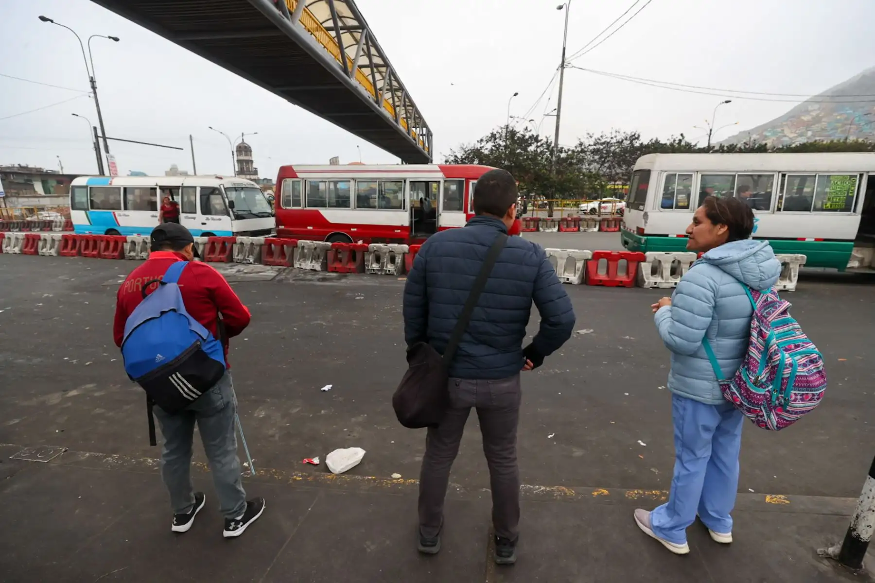 Personas se movilizan por el puente de Acho con Vía de Evitamiento, durante el paro del transporte público anunciado para hoy miércoles 23 de octubre por un grupo de transportistas en Lima y Callao.

Foto: ANDINA/Juan Carlos Guzmán Negrini