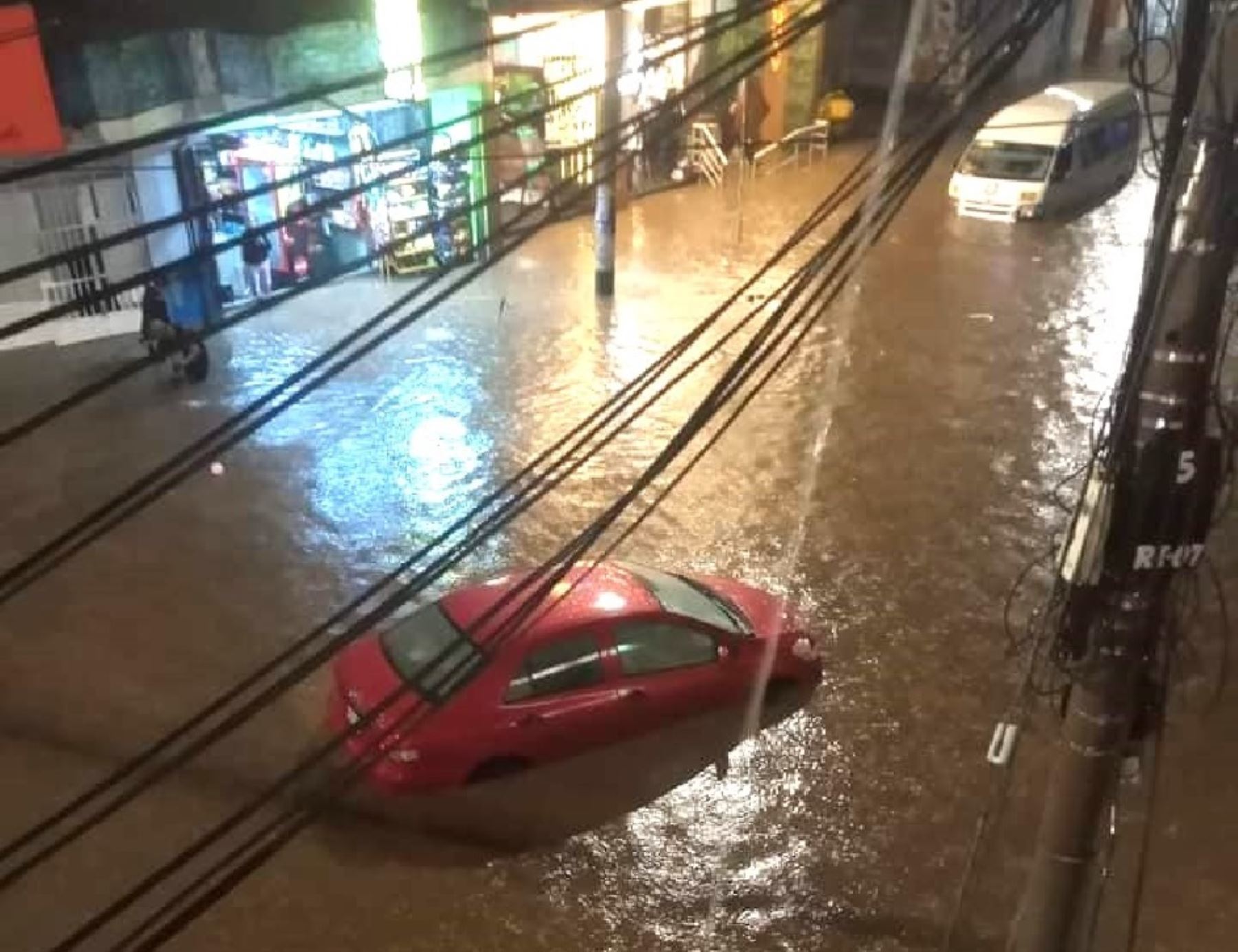 La ciudad de Huancayo soportó ayer una lluvia torrencial que duró más de dos horas y provocó la inundación de calles y varias viviendas. Foto: cortesía Facebook/Radio La Voz 104.7 fm "Se Siente la Diferencia" - Concepción